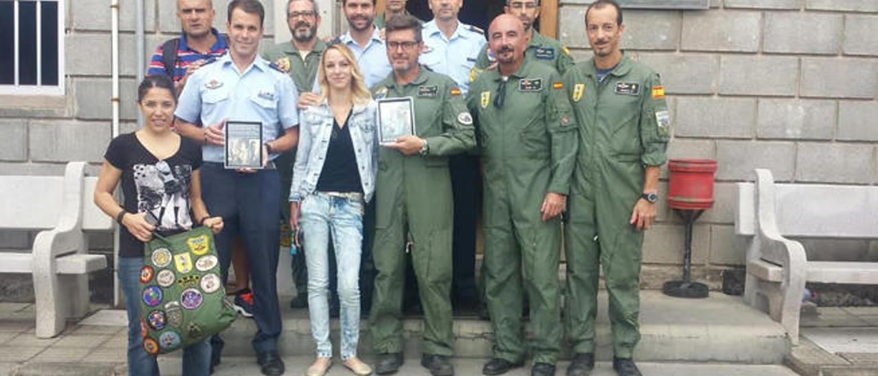 María del Pino Artiles (centro) junto a tripulantes y miembros del 802 Escuadrón del SAR en Gando.