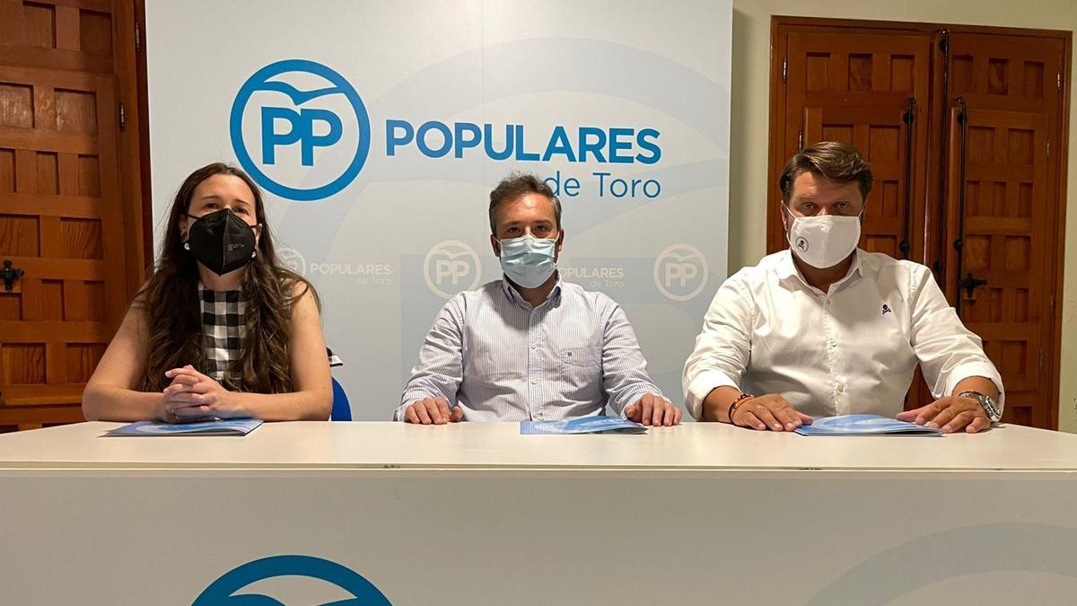 Los concejales del grupo municipal, en la sede del PP de Toro