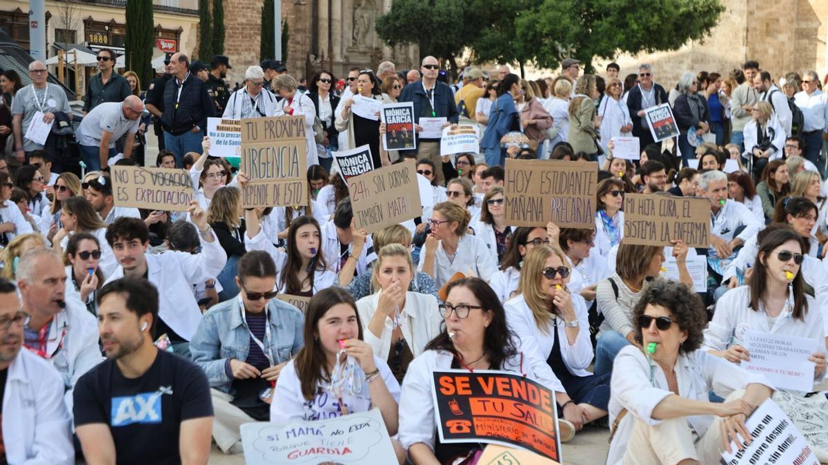 Asseguda de metges en la plaça de la Reina de València, ahir, en el marc de la vaga dels facultatius