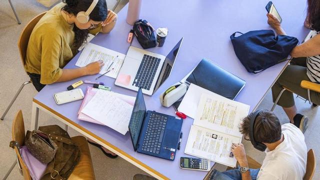 Un grup d’alumnes, estudiant per a la selectivitat a principis de mes. | MARC ASENSIO CLUPÉS