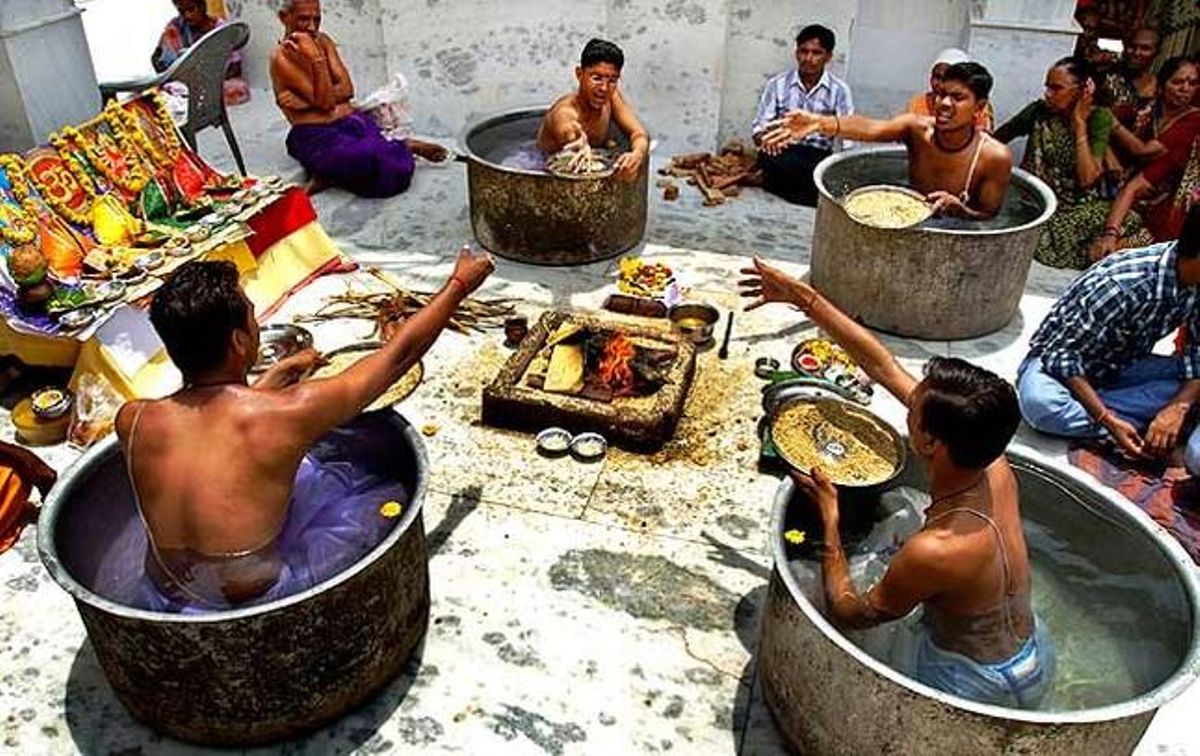 Un grup d’indis fan un ritual per atraure la pluja. Les altes temperatures registrades a la província d’Ahmadabad han començat a afectar l’agricultura local.