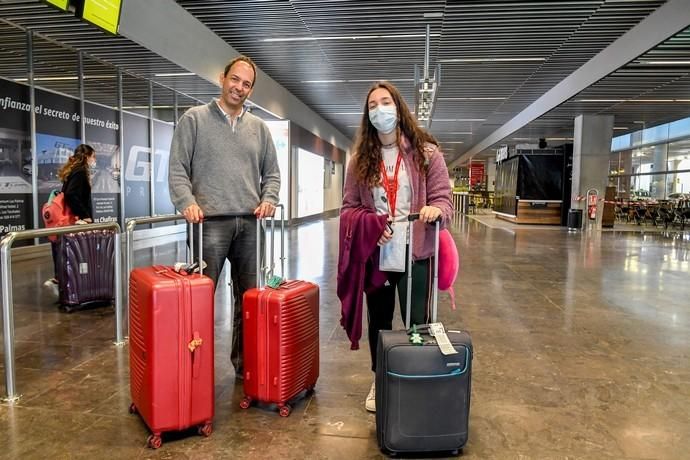 26-03-20  GRAN CANARIA. AEROPUERTO DE GRAN CANARIA. INGENIO TELDE. . Efecto del Covid-19 en el Aeropuerto de Gran Canaria, plataforma de aparcamiento de aviones vacía, últimos turistas y últimos en llegar.  Fotos: Juan Castro.