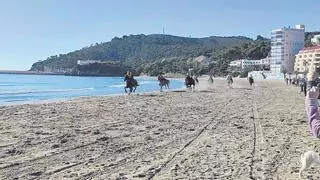 Orpesa impulsa Bous al Ravalet y la carrera de caballos en la playa