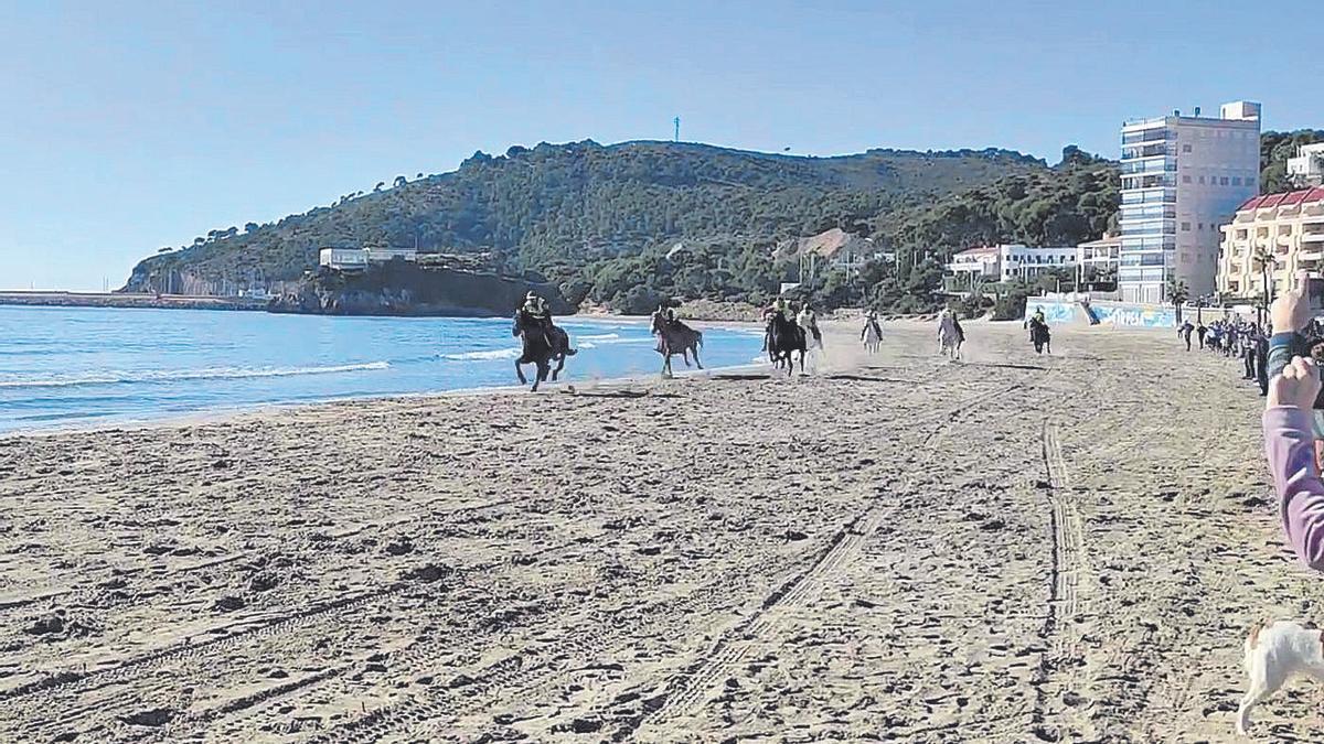 La carrera de caballos y burros se celebrará el domingo 21 de enero a orillas del mar.