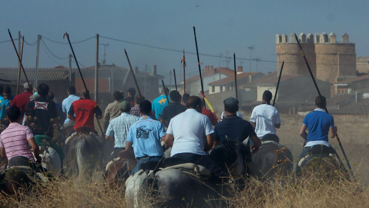 Un grupo de caballistas se dirige a la Puerta Villa de Villalpando