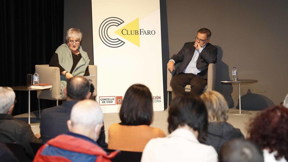 Rosa Pascual y José Calvo Poyato, durante el Club FARO. |  // PABLO HERNÁNDEZ