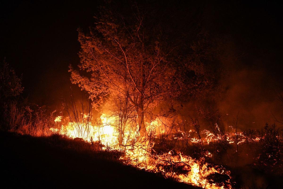 Dos grandes incencios cerca de Atenas obligan a evacuar a miles de personas