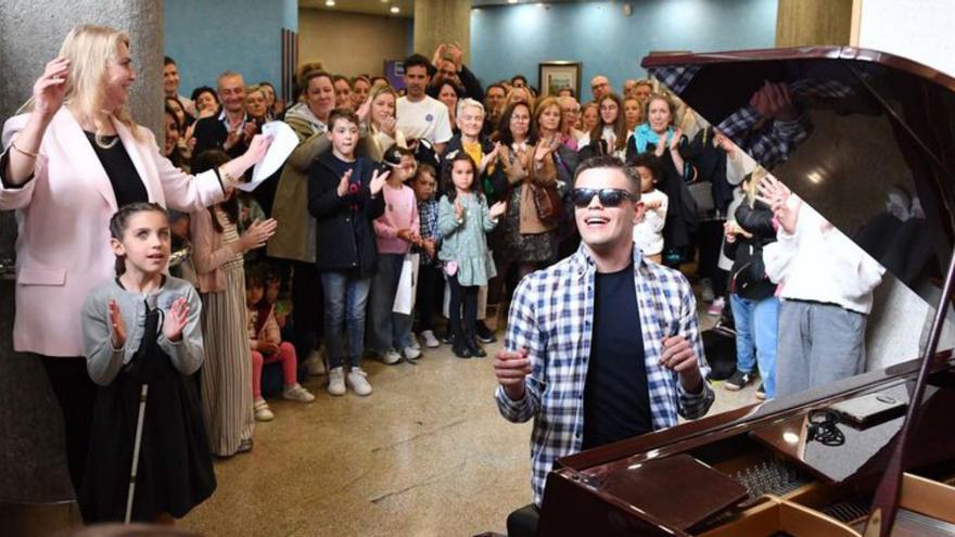 Los músicos ciegos Daniel Ayguavives y Emily Iglesias se suben al escenario del auditorio de la ONCE