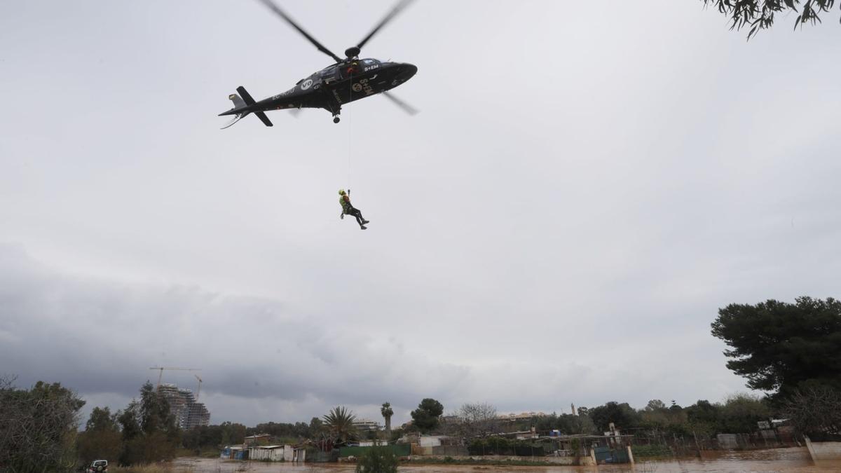 Rescatan en helicóptero a una persona atrapada por la crecida del Palància