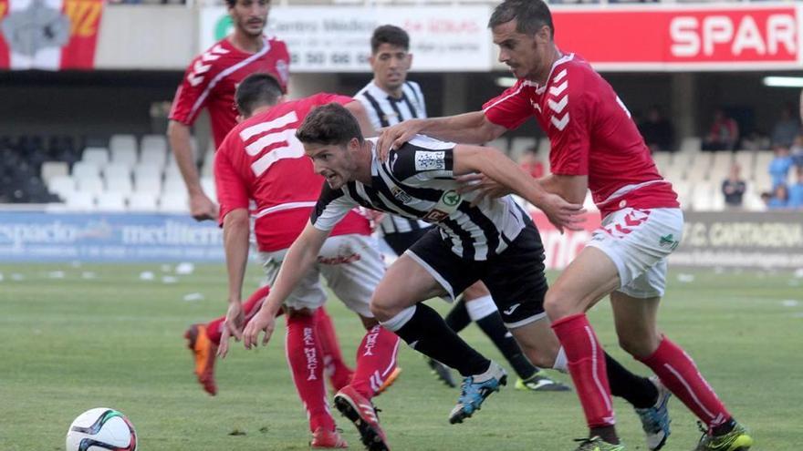 El grana Tomás Ruso trata de frenar el avance de Indiano en el choque del sábado en el Cartagonova con derrota grana por 2-1.