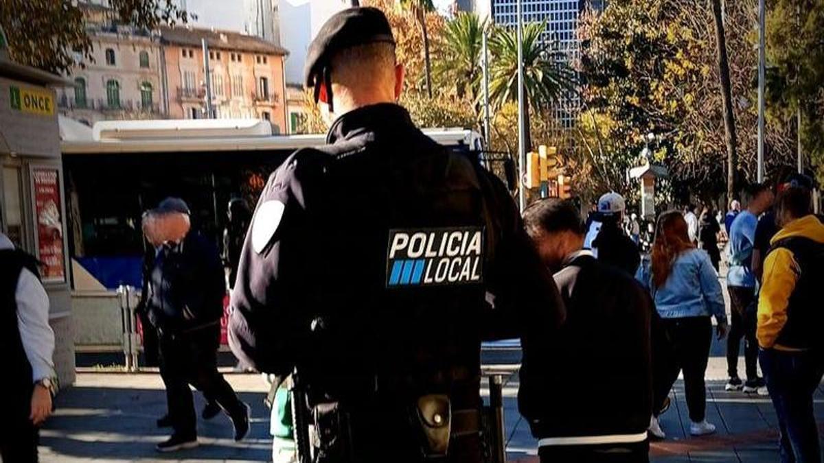Un agente de la Policía Local de Palma, en la Plaza de España.