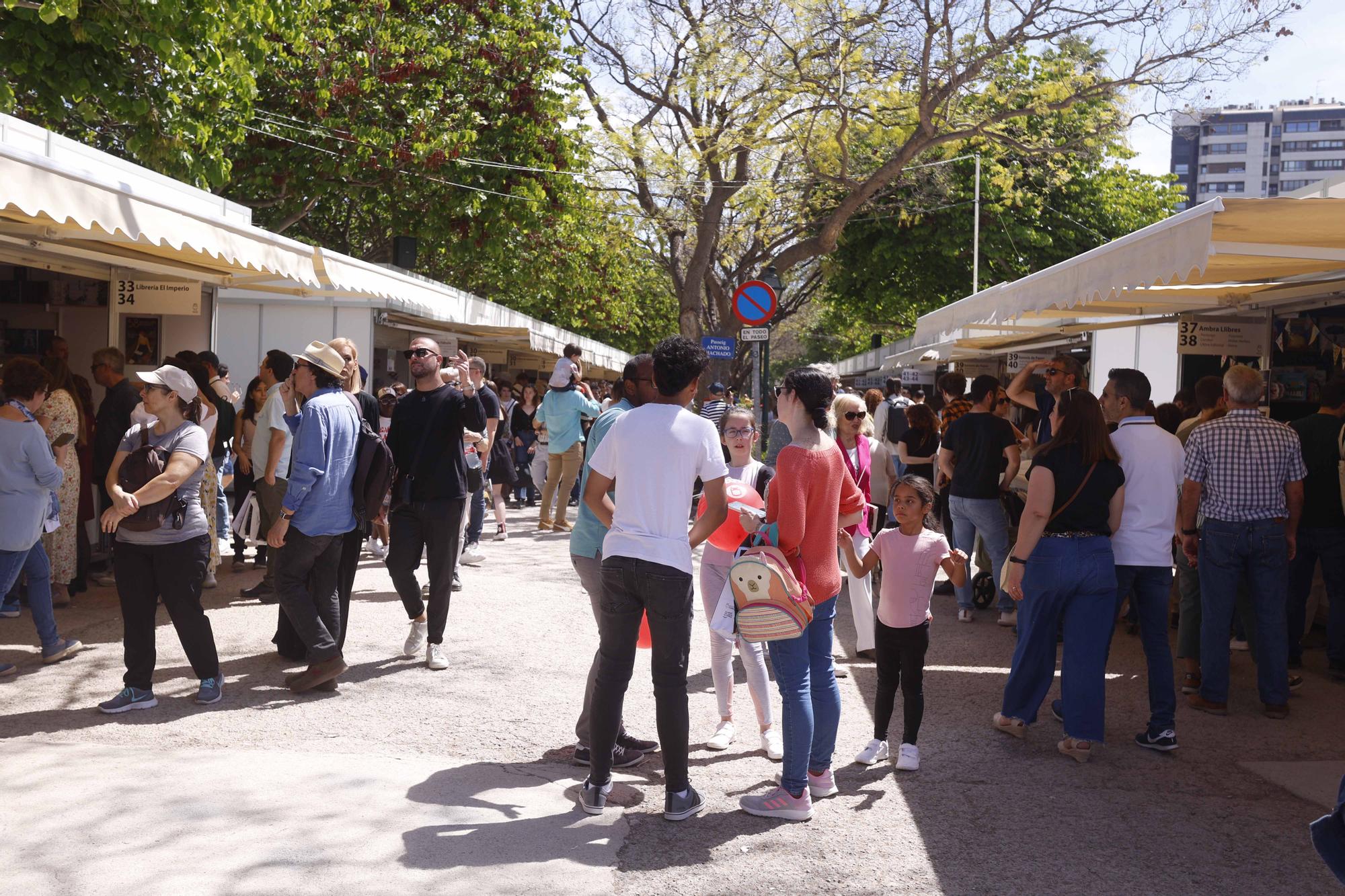 Llenazo de domingo en la Fira del Llibre