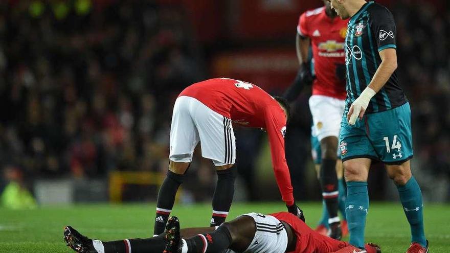 Lukaku, tendido en el suelo tras sufrir un golpe en la cabeza. // Reuters