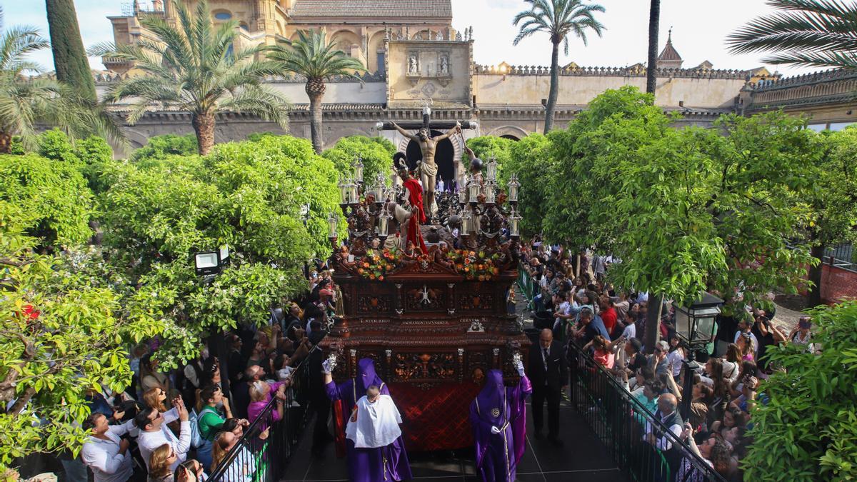 El Cristo de la Agonía, en el Patio de los Naranjos.