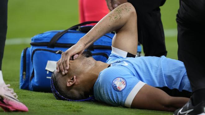 Araujo se lamenta tras sufrir una lesión muscular con Uruguay ante Brasil en los cuartos de final de la Copa América.