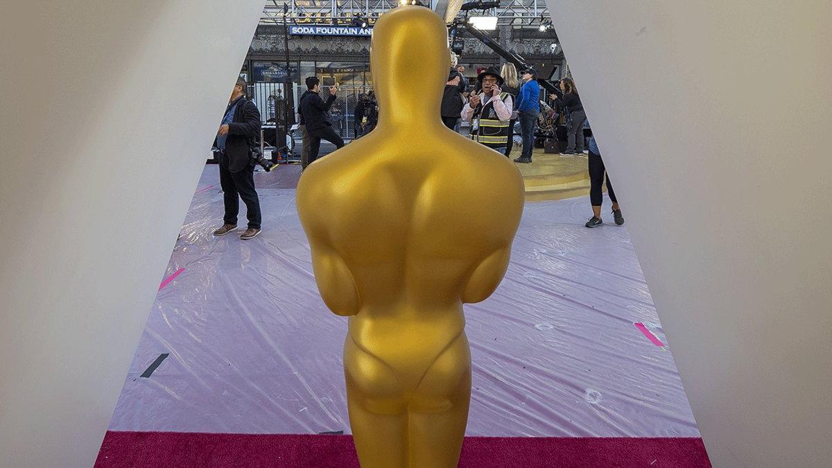 Últimos preparativos en la alfombra roja de la 92ª ceremonia de los Oscar, en el Dolby Theatre de Hollywood, este viernes