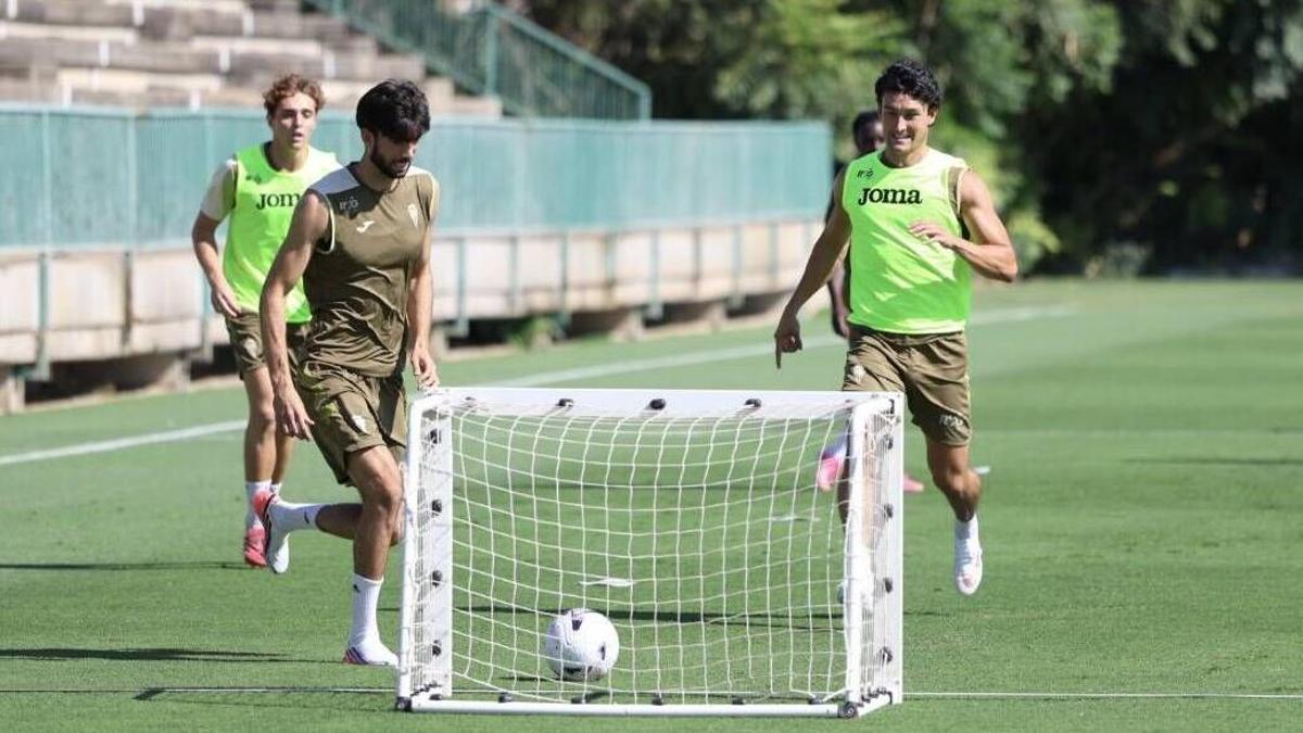 Theo Zidane anota un gol en un partido a campo reducido ante la presión de Juan Gutiérrez.