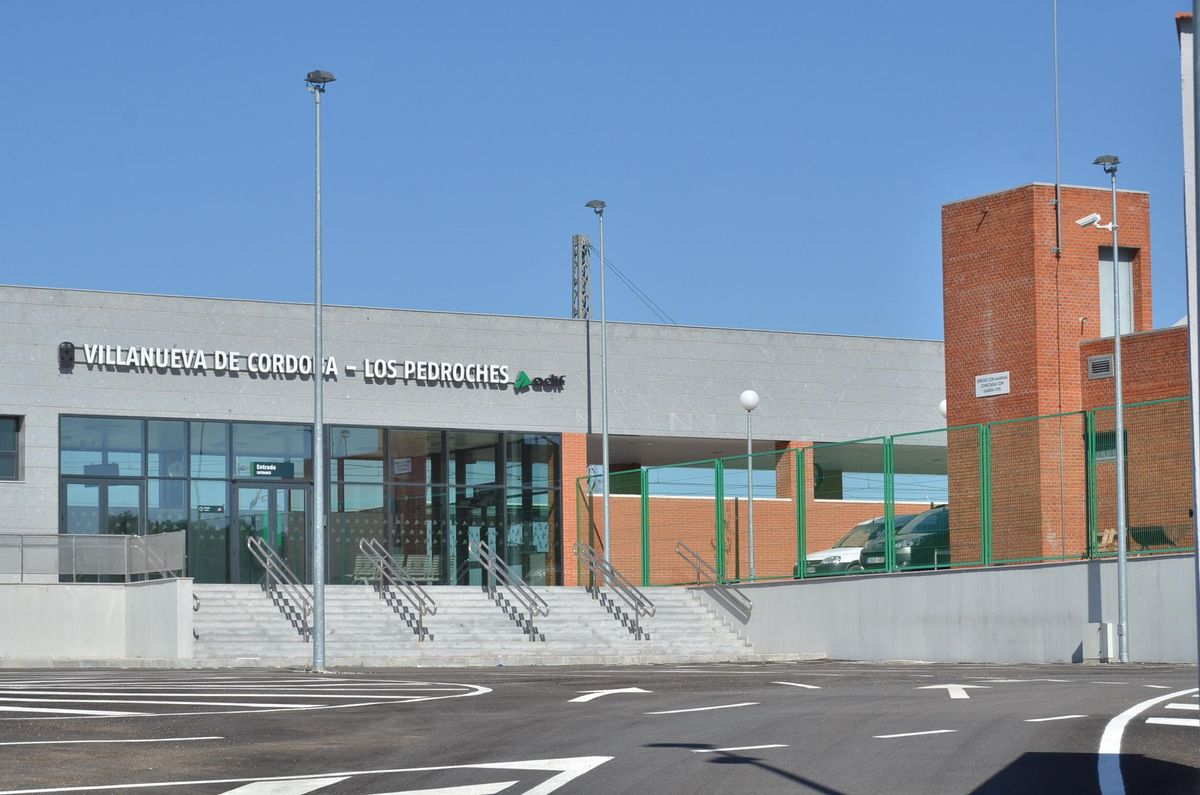 Fachada de la estacion de Villanueva de Córdoba-Los Pedroches^.