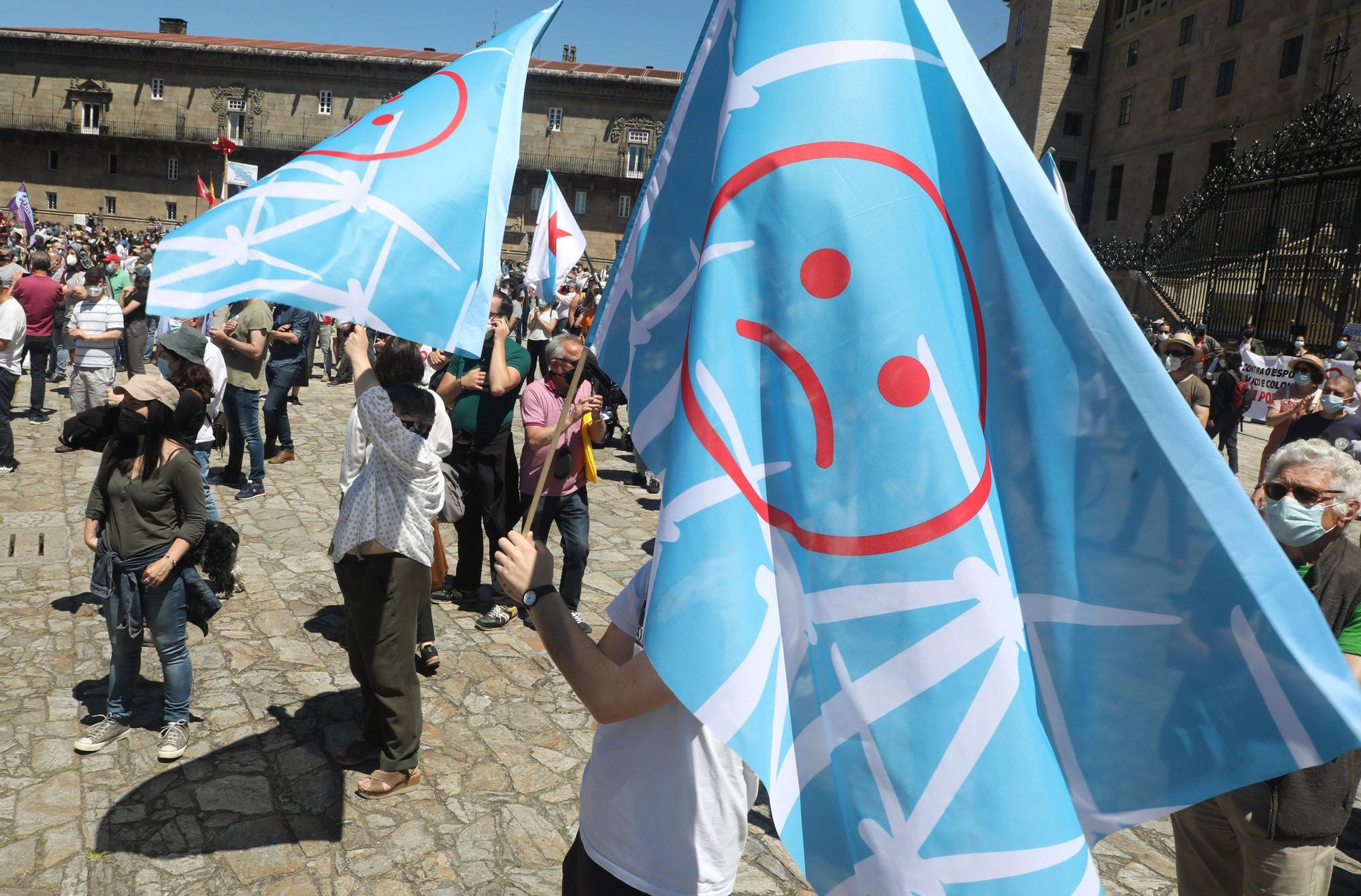 Una multitudinaria marcha recorre Santiago para exigir "un nuevo modelo eólico" y la paralización de proyectos