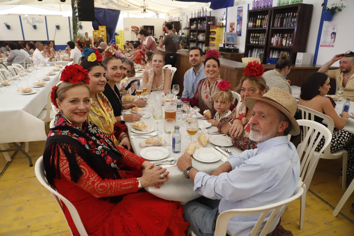 Grupos de amigos, pero sobre todo de familiares, se reúnen en las casetas