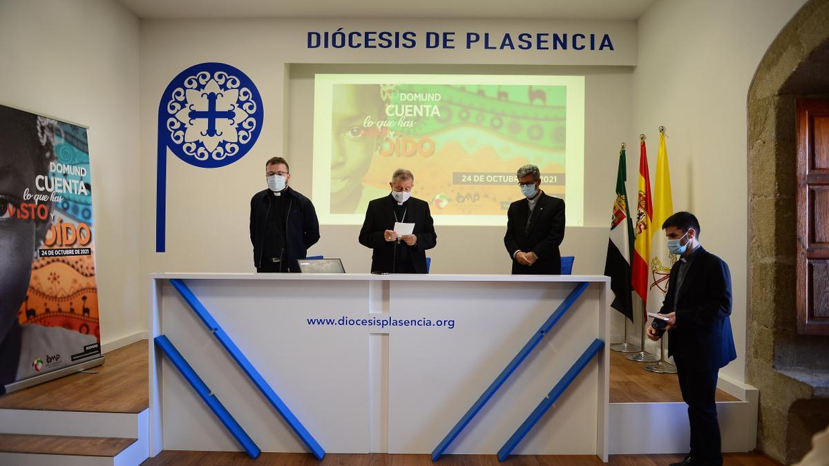 El obispo de la diócesis (centro), bendiciendo la sala de prensa antes de la presentación.