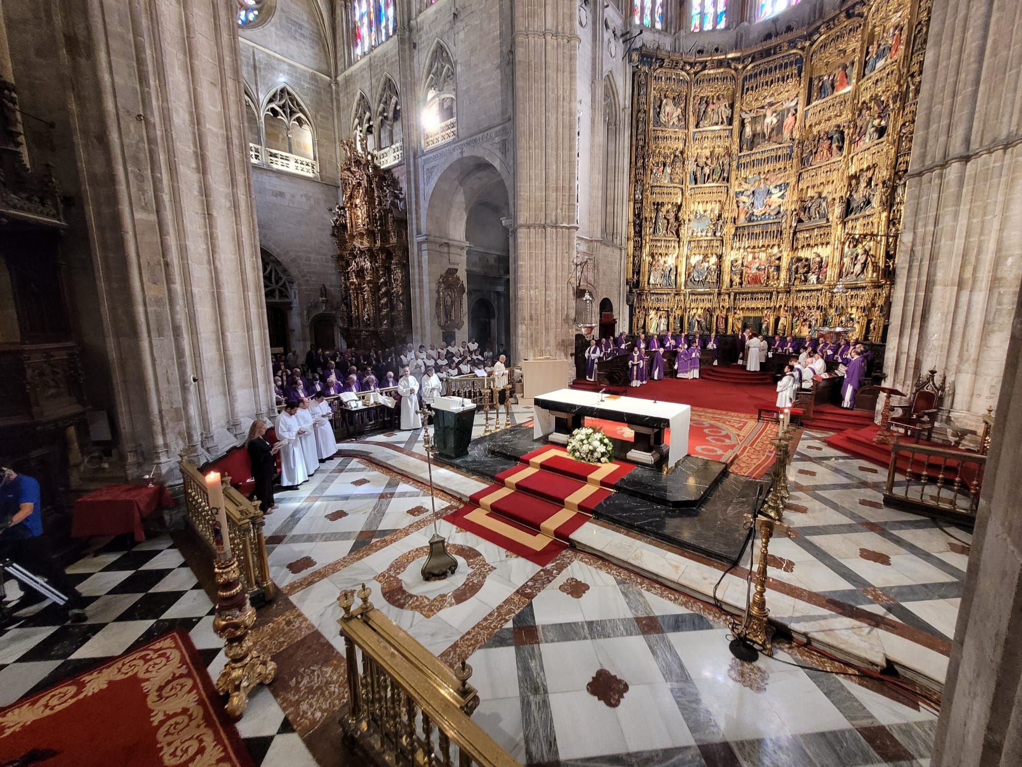 EN IMÁGENES: Asturias despide a Gabino Díaz Merchán en un multitudinario funeral en la Catedral de Oviedo