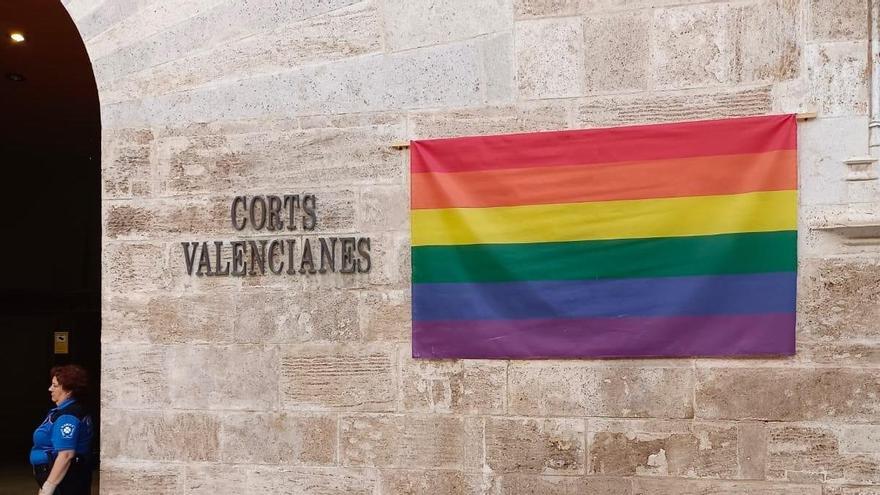 Las Cortes Valencianas que presidirá Vox cuelga la bandera LGTBI