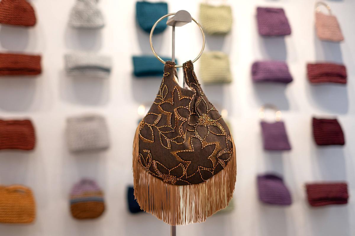Creadoras, madre e hija, de la firma MADREMÍA, en su tienda de bolsos, ponchos y complementos de crochet