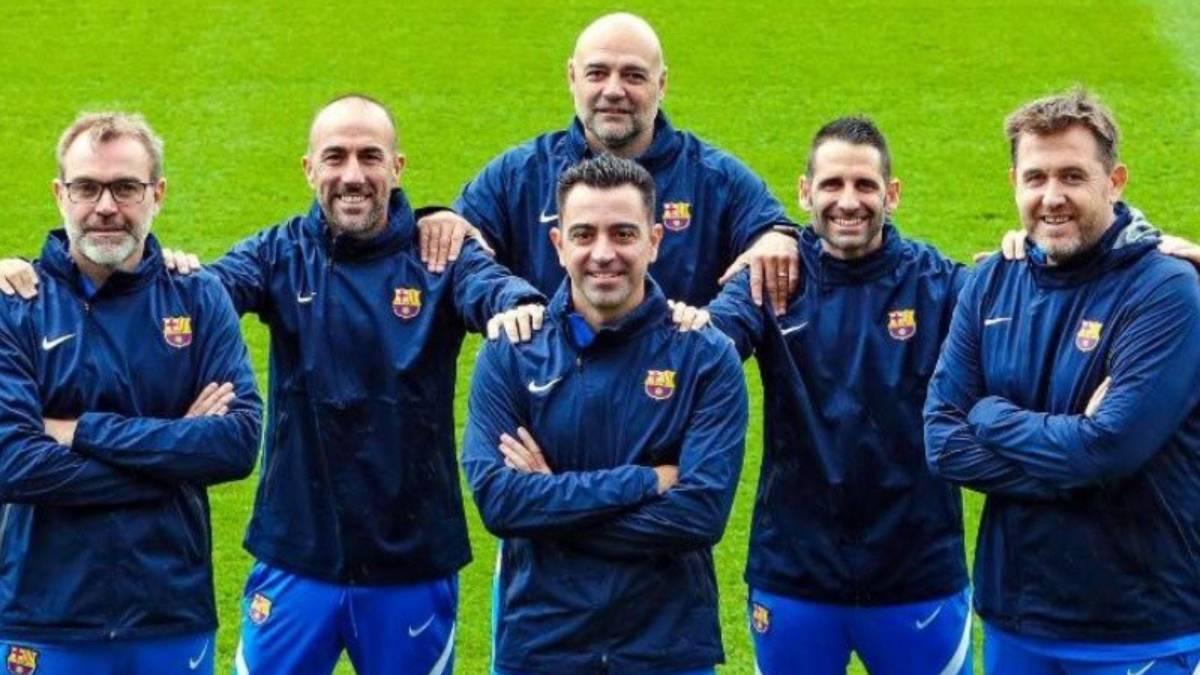 El staff (el preparador físico Ivan Torres, el segundo por la derecha) posa con la ropa oficial del Barça