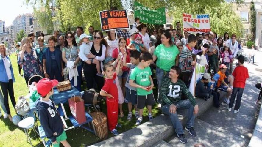 Grupo de familias que participaron en la comida-protesta en Praza da Estrela.  // R. Grobas