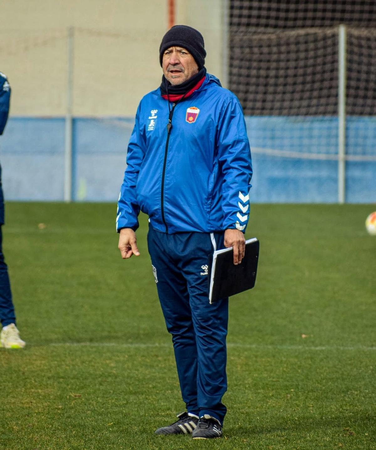 Claudio, con su libreta en la mano, atento durante un entrenamiento del Eldense.