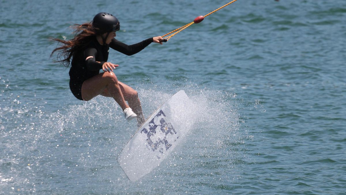 Telma Cester practica wakeskate en el cableski del Canal Olimpic.
