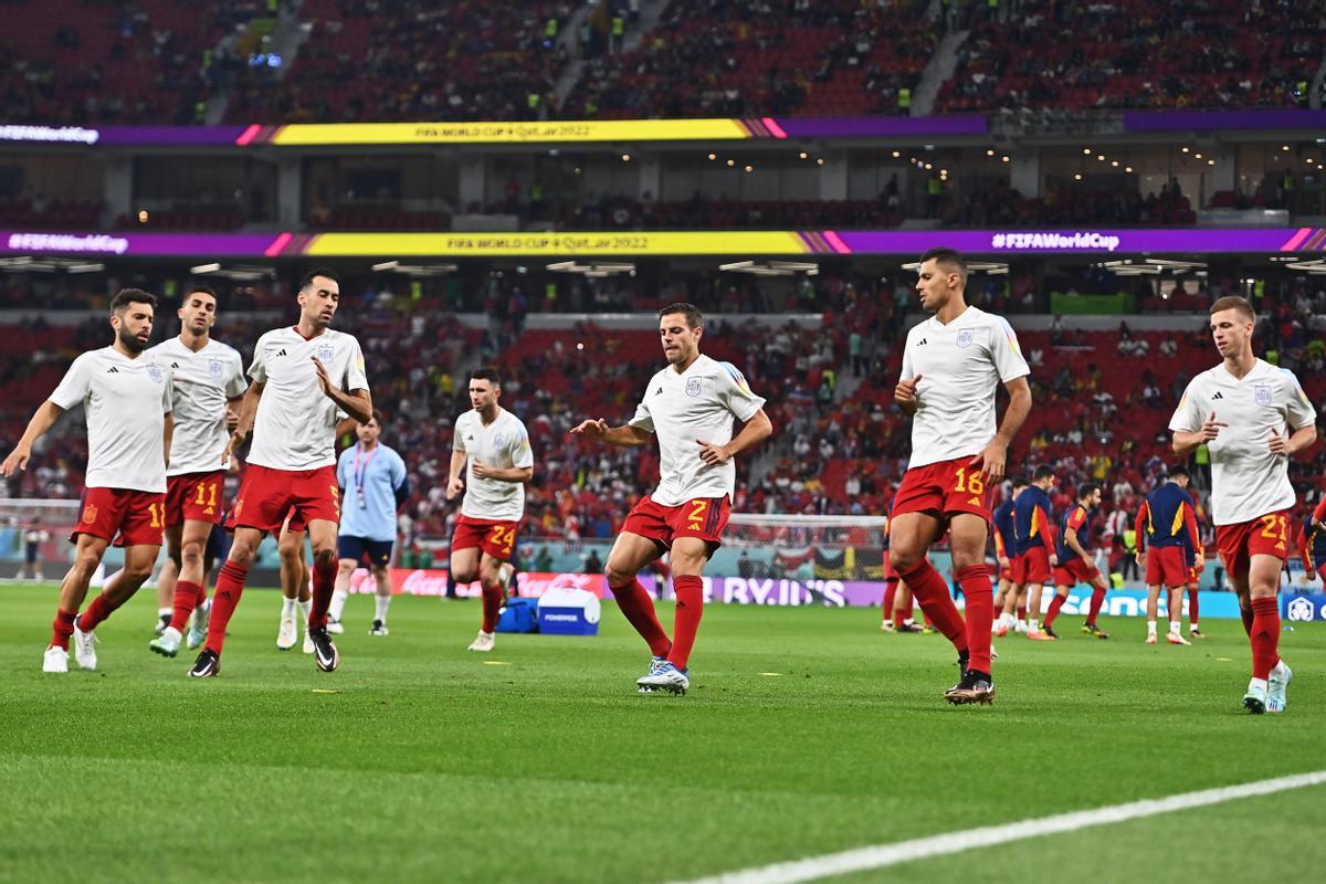 Doha (Qatar), 23/11/2022.- Players of Spain warm up ahead of the FIFA World Cup 2022 group E soccer match between Spain and Costa Rica at Al Thumama Stadium in Doha, Qatar, 23 November 2022. (Mundial de Fútbol, España, Catar) EFE/EPA/Noushad Thekkayil