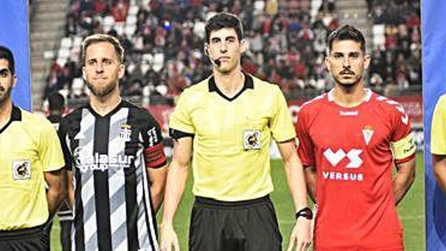 Los capitanes del FC Cartagena y Real Murcia, en el partido de la primera vuelta