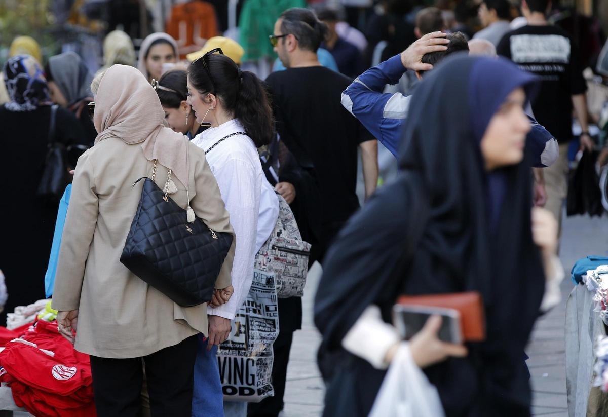 Varias personas en Teherán, el pasado miércoles.