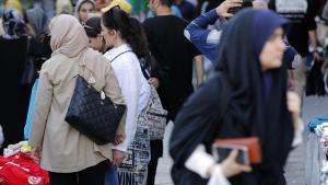 Varias personas en Teherán (Irán).