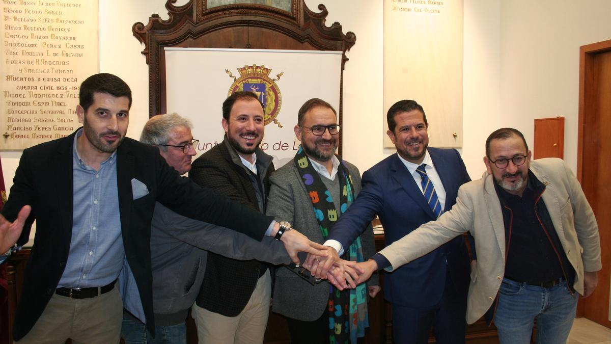 Jesús Abellaneda, Pedro García, Francisco Morales, Diego José Mateos, Juan Jódar y José Luis Ruiz, tras anunciarse la nueva ordenanza de ruido, este jueves.