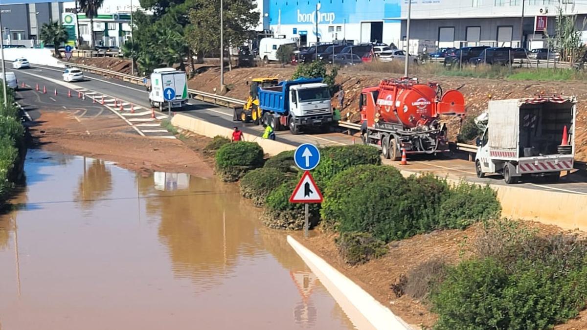 Así están la carreteras de Ibiza: atascos y un coche sumergido en el túnel del aeropuerto