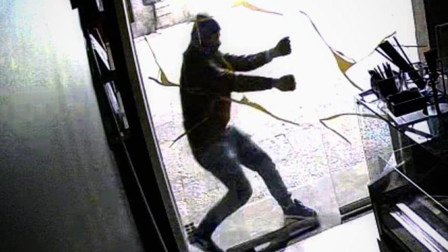 Vídeo: Així va ser el robatori en una gelateria de la Rambla de Girona