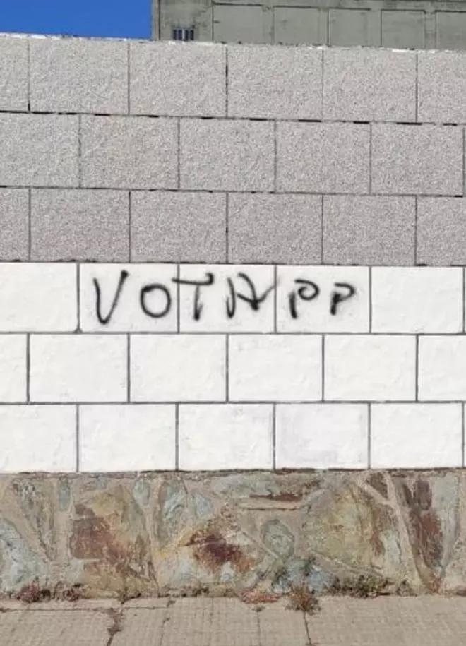 Pintadas de "Vota PP" paraecen en edificios de Corrales