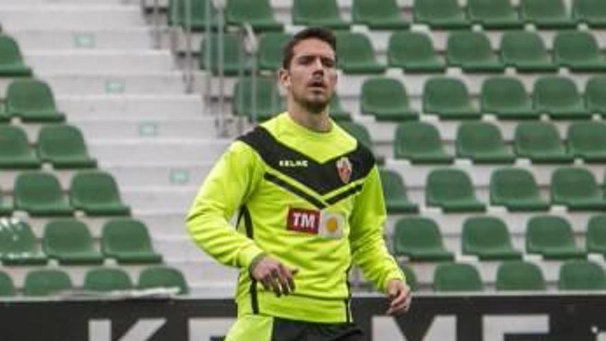 Manuel Sánchez, ayer durante el entrenamiento, con Diego García y Mantecón en la grada.