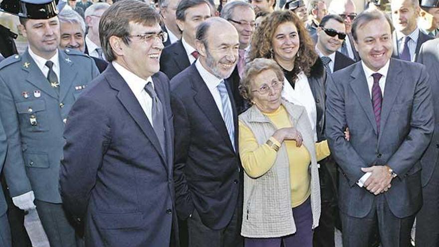 Francesc Antich, Alfredo Pérez Rubalcaba y Joan Mesquida en la inauguración del cuartel de la Guardia Civil de Felanitx.