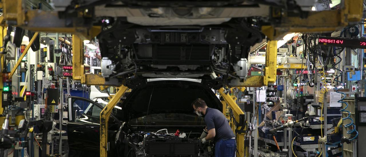 Un operario durante el proceso de fabricación de vehículos en la fabrica de Ford Almussafes.