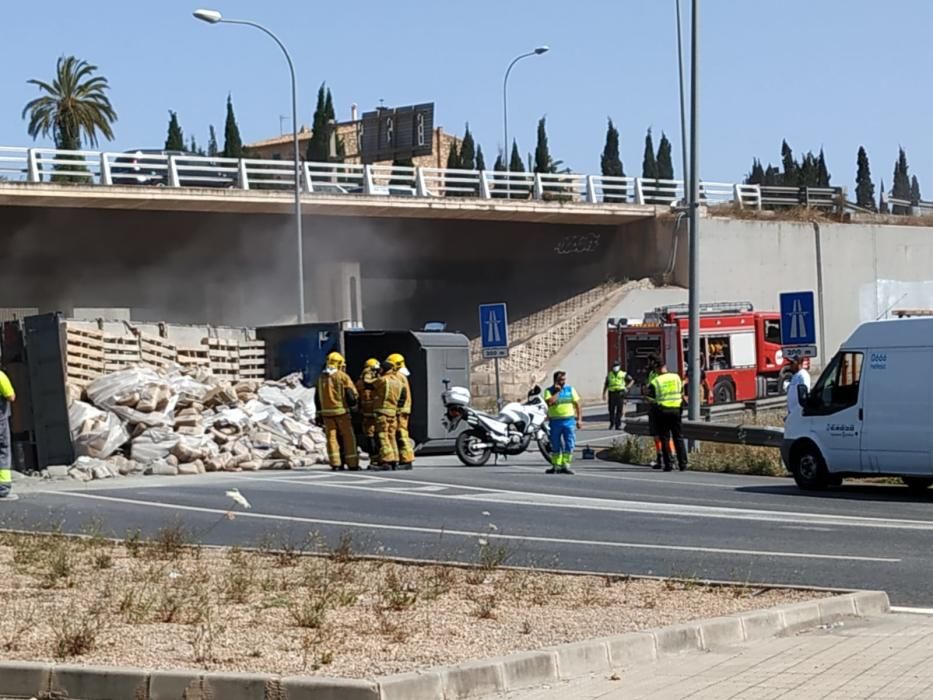 Un camión vuelca en una rotonda bajo la Vía de Cintura