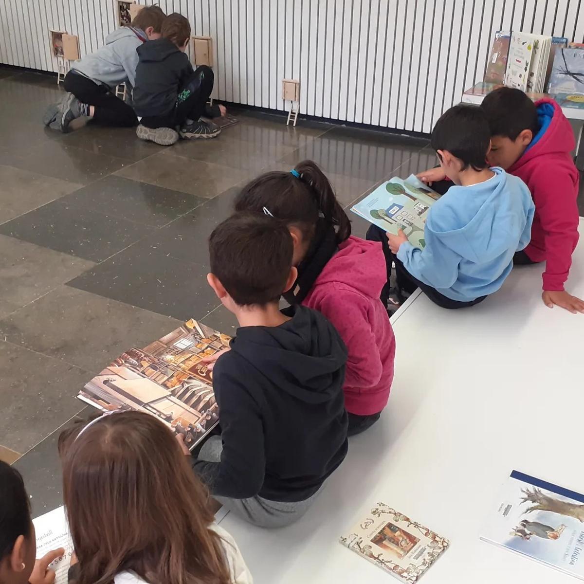 Infants llegint a la biblioteca Carles Morató