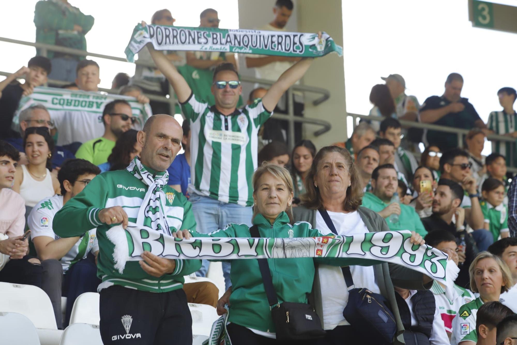 Córdoba CF-Málaga: las imágenes de la afición blanquiverde en El Arcángel