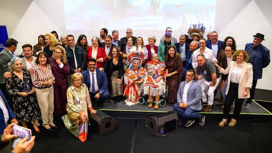 El Cabildo de Tenerife reconoce como 'guardianes del Carnaval' a una veintena de pioneros de la fiesta