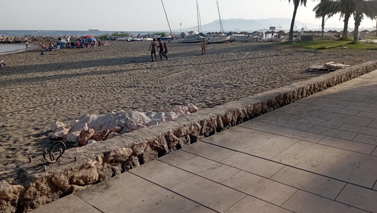 Los vecinos ven muy pequeños los muretes en muchos tramos del nuevo paseo marítimo de Pedregalejo, incluso con la losa o albardilla, y piden que suban de altura.