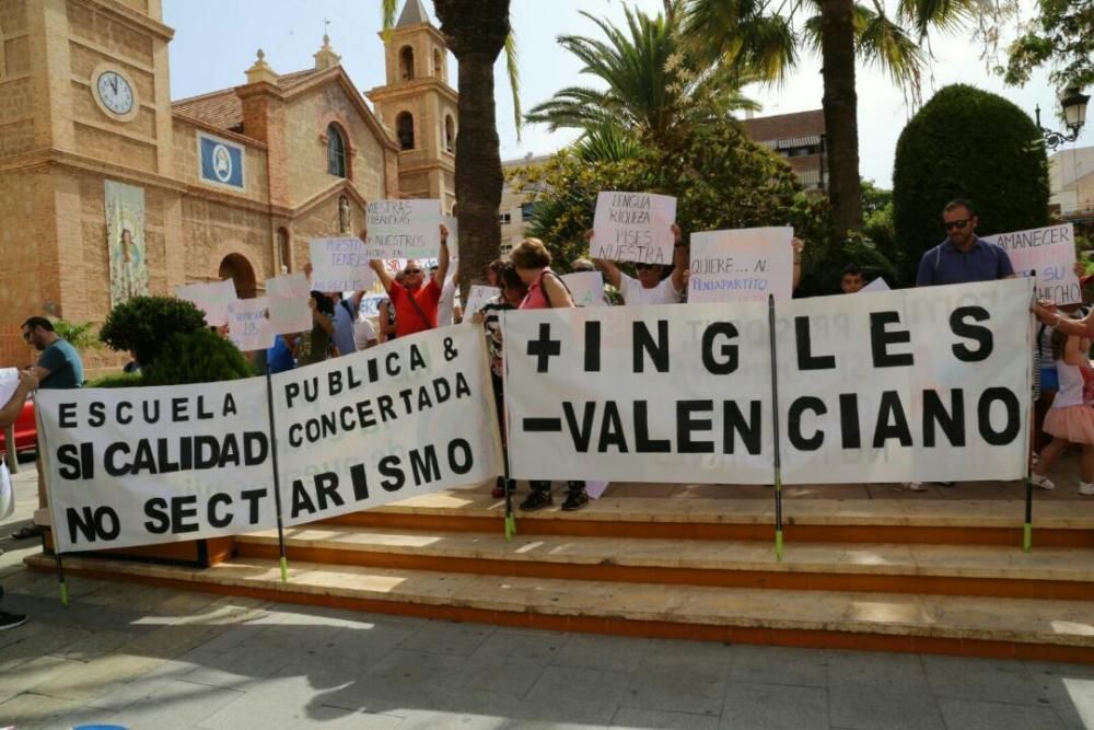 Protesta en Torrevieja ante Ximo Puig