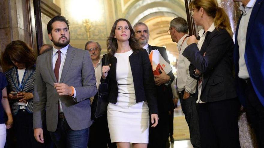 Inés Arrimadas carga contra la &quot;crónica de un golpe anunciado&quot; de Puigdemont